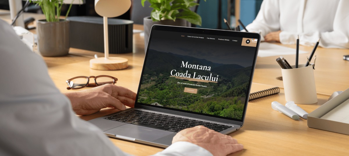 Ecran laptop cu site turism montan